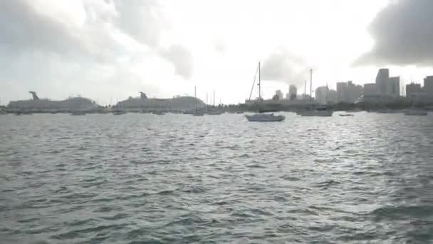 マイアミのビスケイン湾にボート — ストック動画