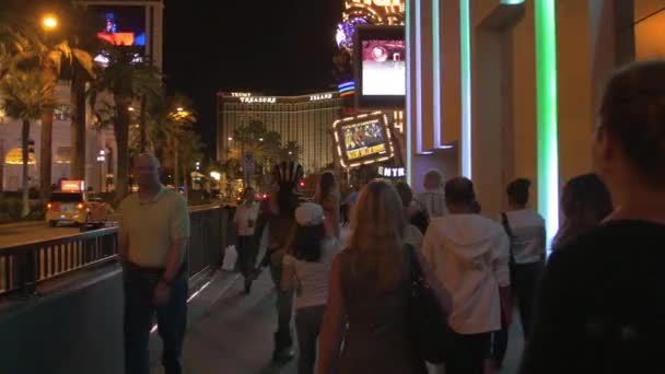 在美国拉斯维加斯街上行走的人们的夜景 — 图库视频影像