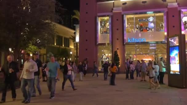 在美利坚合众国拉斯维加斯Kitson商店附近散步的人 — 图库视频影像