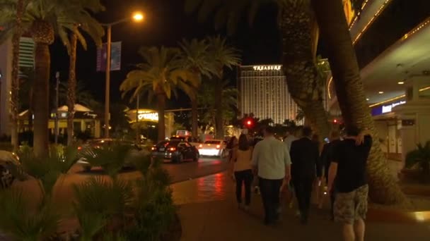 Toeristen Wandelen Nachts Beroemde Las Vegas Verenigde Staten Van Amerika — Stockvideo