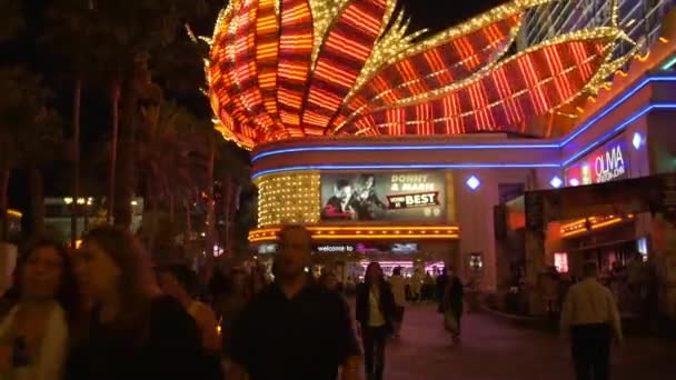 Mensen Die Nachts Lopen Bij Het Flamingo Hotel Las Vegas — Stockvideo