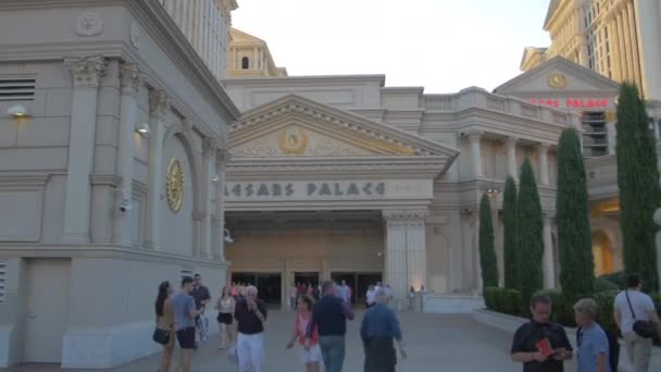 Люди Идущие Возле Входа Caesars Palace Соединенные Штаты Америки — стоковое видео
