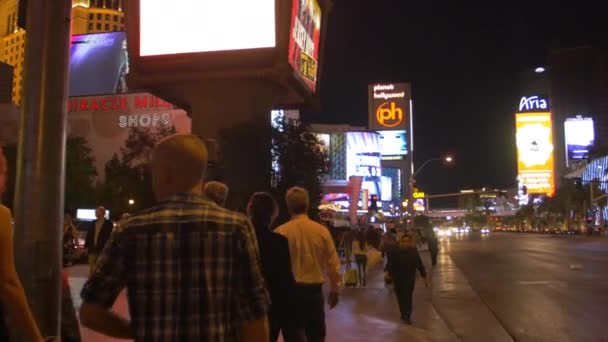 Personas Caminando Por Noche Las Vegas Estados Unidos América — Vídeo de stock