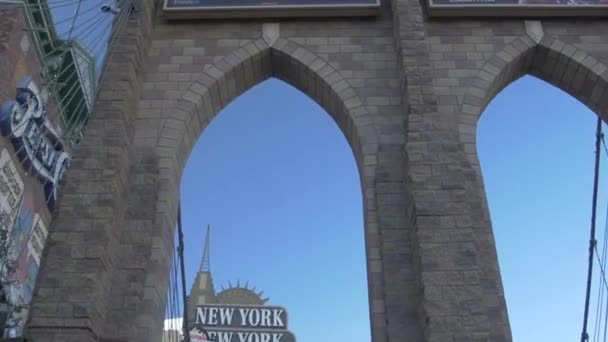 Luta Upp Utsikt Över Brooklyn Bridge Las Vegas — Stockvideo