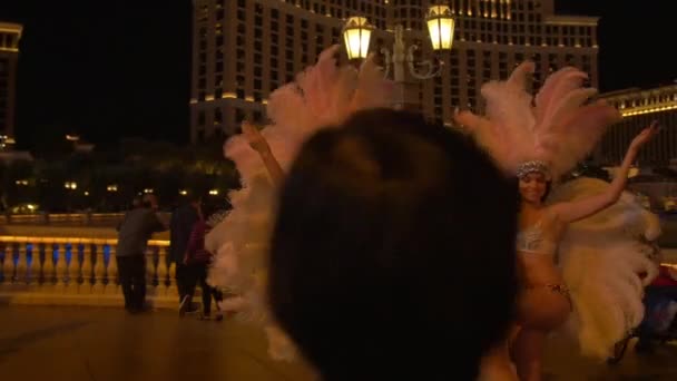 Zwei Mädchen Karnevalskostümen Las Vegas Nevada Vereinigte Staaten Von Amerika — Stockvideo