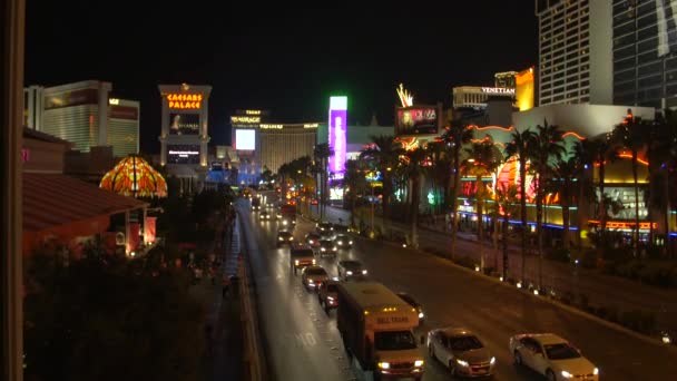 アメリカの夜に見られる交通量のラスベガスの大通り — ストック動画