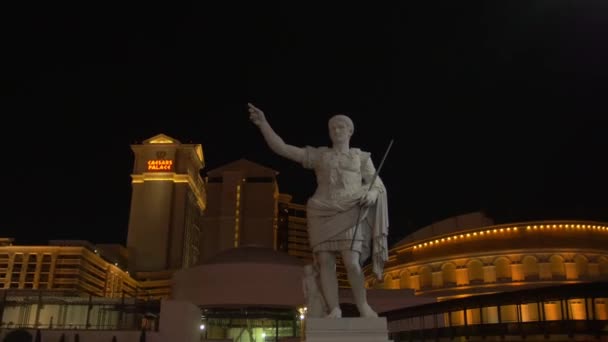 晚上在美利坚合众国拉斯维加斯的凯撒宫看到的雕像 — 图库视频影像