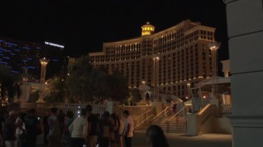 Turistler gece Amerika Birleşik Devletleri 'ndeki Bellagio Oteli yakınlarında toplandılar.