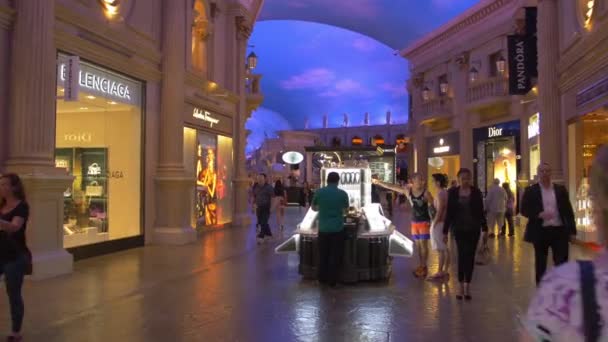 Folk Går Förbi Butiker Forum Shops Las Vegas Usa — Stockvideo