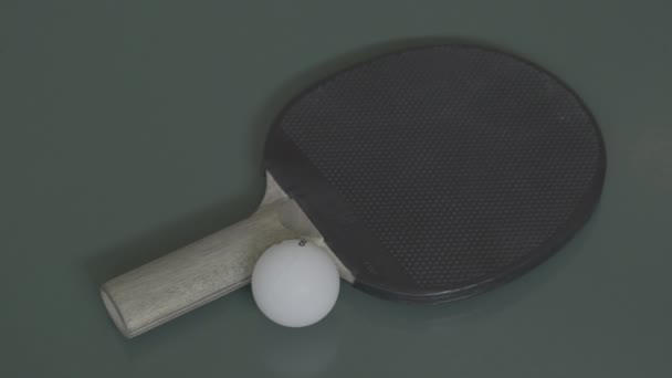 Een Bal Een Peddel Een Pingpongtafel — Stockvideo