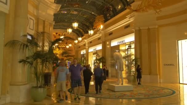 Turistas Caminando Dentro Del Centro Comercial Bellagio Estados Unidos América — Vídeo de stock