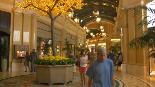 Люди Идущие Торговый Центр Bellagio Лас Вегасе Сша — стоковое видео