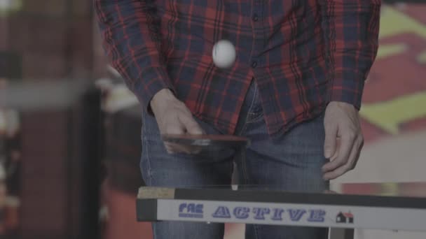 卓球をしている人の映像が切り取られ — ストック動画