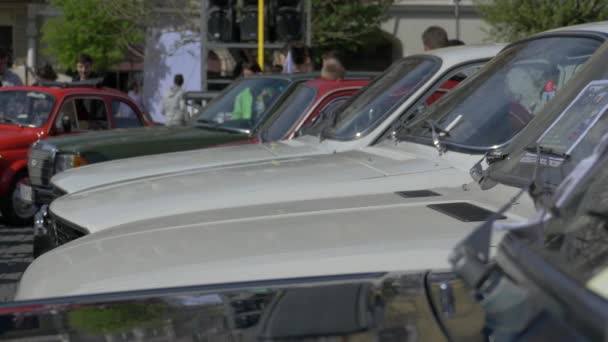 Capuchas Viejos Coches Dacia Estacionados — Vídeos de Stock