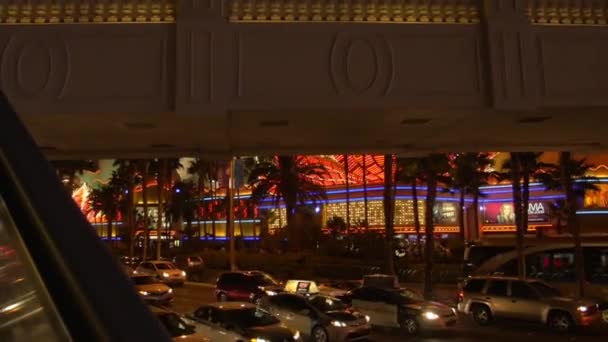 美利坚合众国拉斯维加斯Flamingo旅馆附近的夜间交通 — 图库视频影像