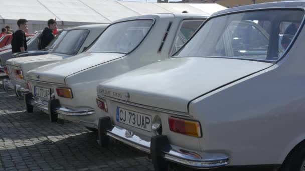 Velhos Carros Dacia Brancos Estacionados Uma Exposição — Vídeo de Stock