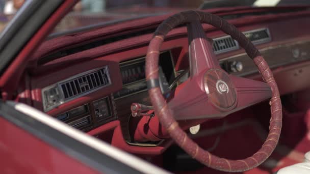 Volante Cadillac Velho — Vídeo de Stock