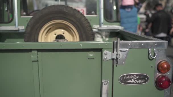 Baksidan Grön Land Rover Pickup — Stockvideo