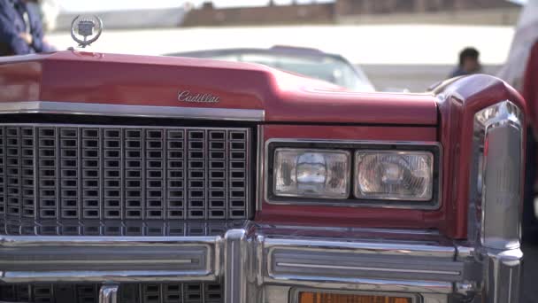 Vista Perto Frente Cadillac Velho — Vídeo de Stock