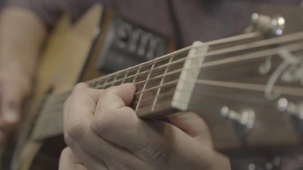 Gitar Çalan Kişinin Kırpılmış Görüntüleri — Stok video