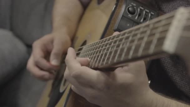ギターを弾く人の映像を切り取り — ストック動画
