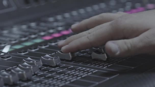 스튜디오 사운드 믹서의 손잡이를 조정하는 — 비디오