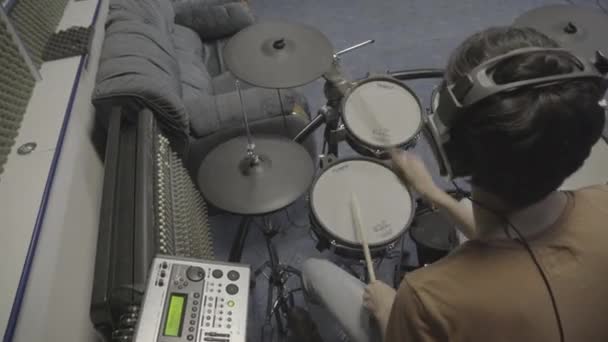 Man Spelar Trummor Musikstudio — Stockvideo