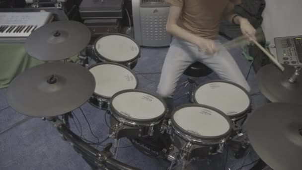 Stüdyoda Davul Çalan Adamın Kırpılmış Görüntüleri — Stok video