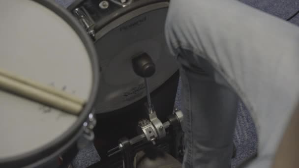 Przycięte Nagranie Człowieka Grającego Perkusji Studio — Wideo stockowe