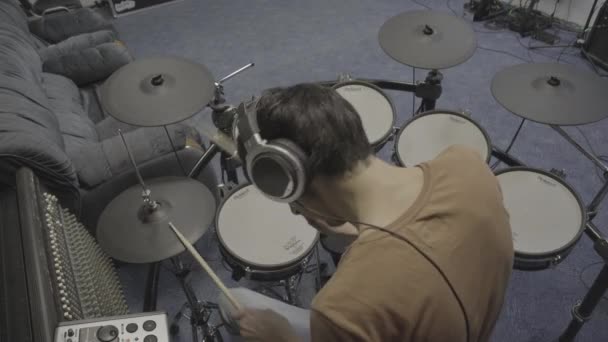 Adam Bir Müzik Stüdyosunda Davul Çalıyor — Stok video