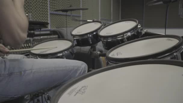 Imagens Cortadas Homem Tocando Bateria Estúdio — Vídeo de Stock