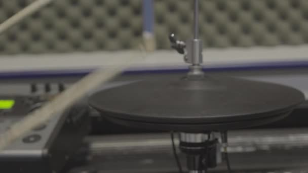 스튜디오에서 손으로 드럼을 연주하는 — 비디오