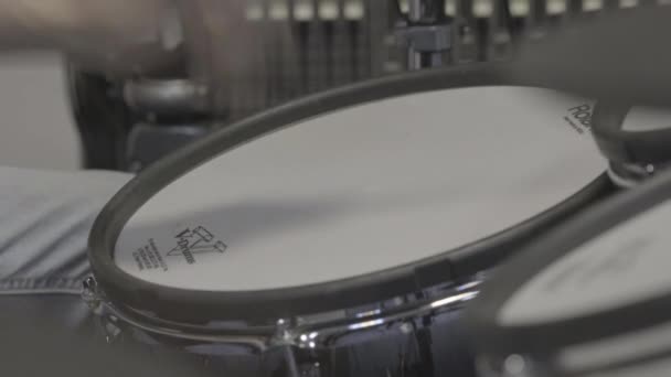 스튜디오에서 손으로 드럼을 연주하는 — 비디오