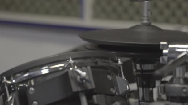 Schlagzeug Spielen Musikstudio — Stockvideo