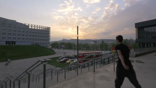 Homem Escorregando Sobre Grades Fora Cluj Arena — Vídeo de Stock