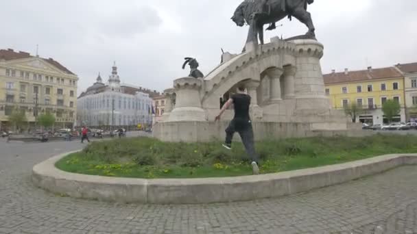 Traceur Sautant Sur Statue Roi Matthias Corvin — Video
