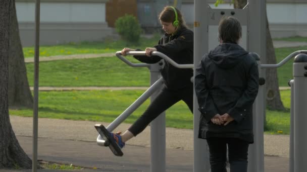 Dwie Kobiety Ćwiczące Parku — Wideo stockowe