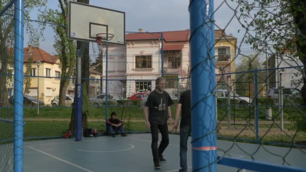 Двое Мужчин Играют Баскетбол Парке — стоковое видео