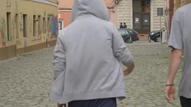 Dois Meninos Correndo Rolando Uma Rua Paralelepípedos — Vídeo de Stock