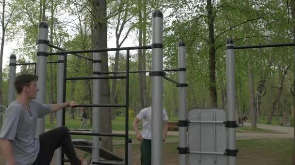 Training Een Outdoor Fitnesstoestel — Stockvideo