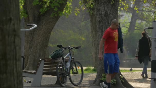 Άνθρωποι Περπατούν Ένα Πάρκο — Αρχείο Βίντεο