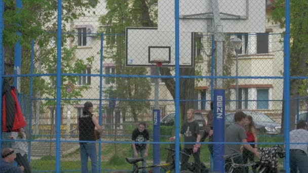 Les Gens Jouent Panier Dans Parc — Video