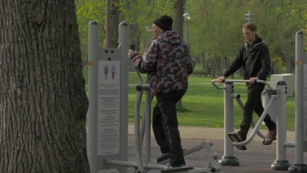 Zwei Männer Trainieren Einem Outdoor Fitnessgerät — Stockvideo