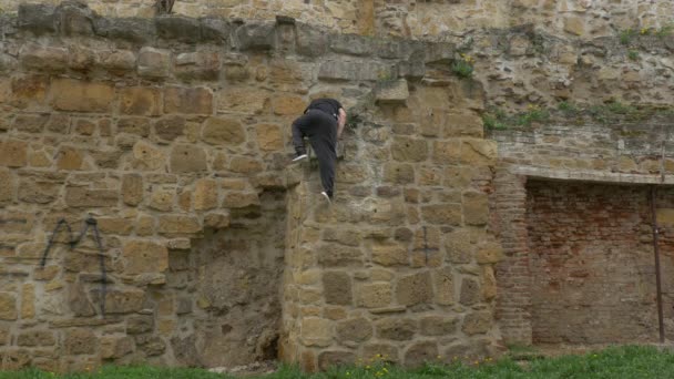 Dos Hombres Escalando Muro Piedra — Vídeo de stock