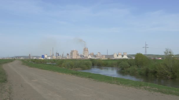 Fabriek Bij Een Rivier — Stockvideo