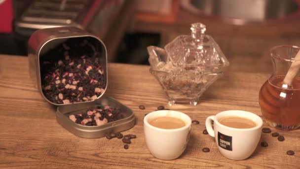 Κύπελλα Καφέ Κόκκους Καφέ Μέλι Και Μπαχαρικά — Αρχείο Βίντεο