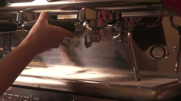 Der Umgang Mit Einer Kaffeemaschine — Stockvideo