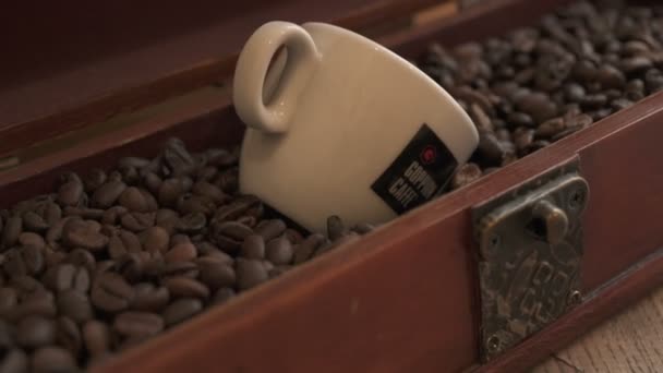 箱の中のコーヒー豆とコーヒーカップ — ストック動画
