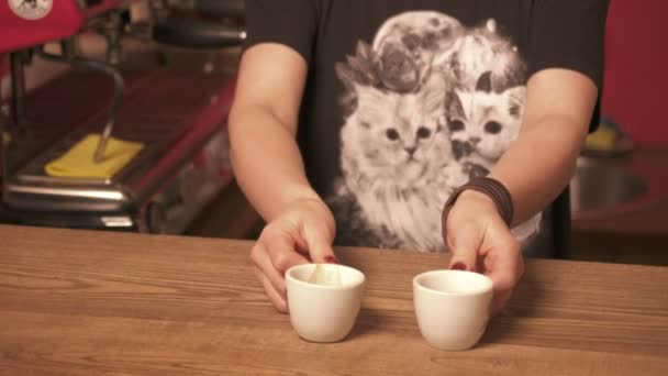 Versare Latte Due Tazze Caffè — Video Stock