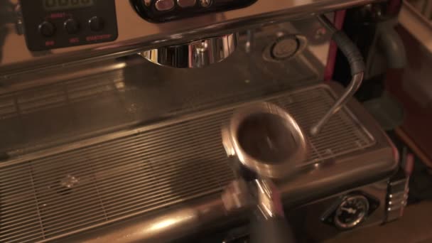 Verwendung Einer Kaffeemaschine — Stockvideo